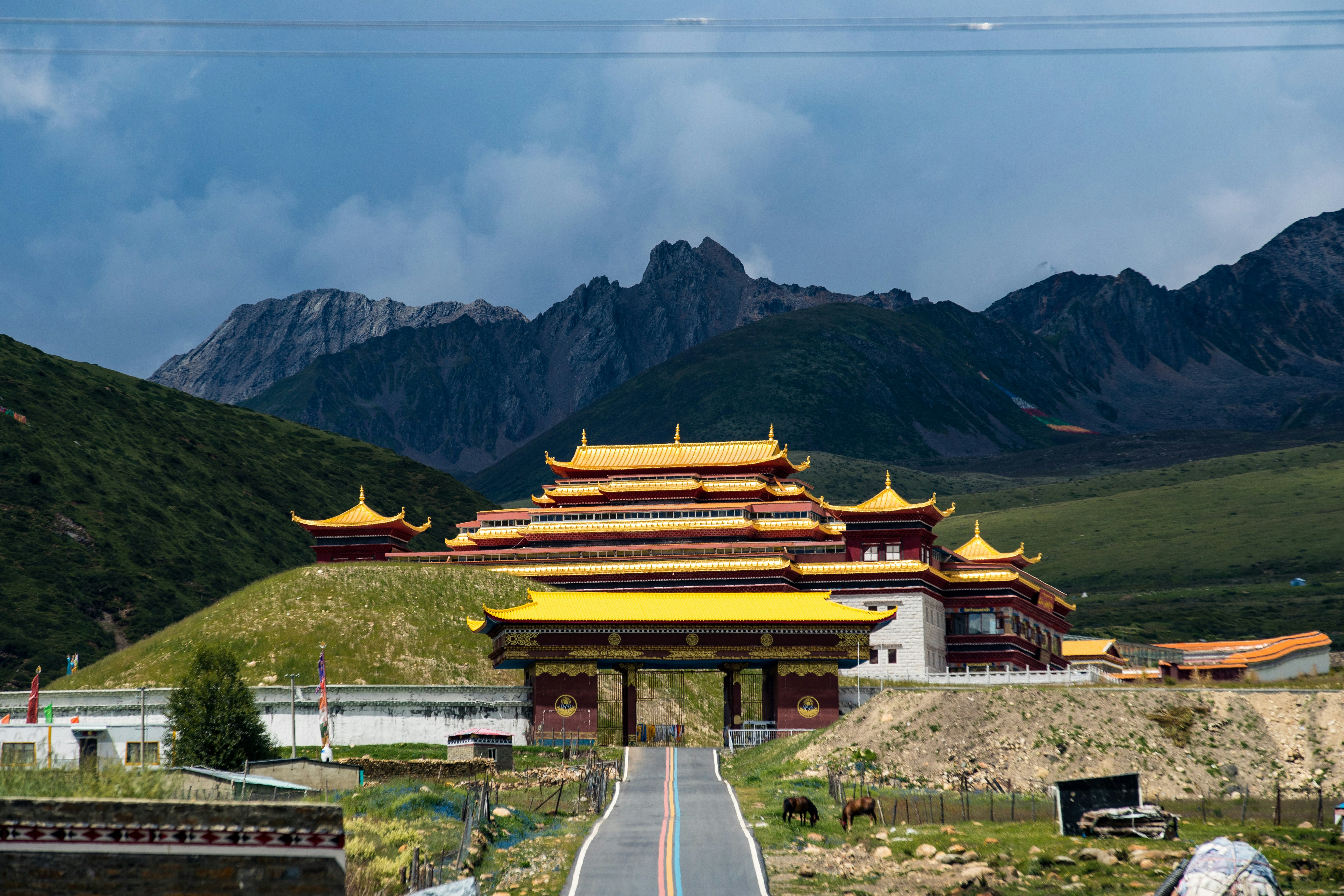 Sichuan–Tibet Highway Epic High-Altitude Scenic Drive – Chengdu to Lhasa Ultimate Road Trip Experience scenic driving route in China